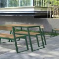 Öffentliche Sitzbank Nørrebro 4-Sitzer mit Rückenlehne auf modernem Gehweg.
