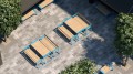 Banc Public Nørrebro 4 Places avec Dossier et Accoudoirs, installation d'extérieur moderne en bois et métal bleu, disposé sur une terrasse pavée.
