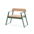 Banc avec dossier et accoudoirs en bois et métal, design moderne, Nørrebro.