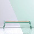 Banc Public Sans Dossier à 3 Places Nørrebro en bois et métal vert sur fond pastel.