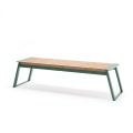 Banc public sans dossier 4 places Nørrebro en bois avec structure métallique verte.