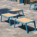 Tabourets d'extérieur Nørrebro en métal bleu et bois sur terrasse pavée.