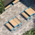 Table d'extérieur Nørrebro 180 cm avec bancs en bois clair et structure métallique bleue sur terrasse en pavés.