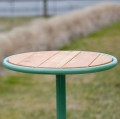 Tabouret d'extérieur Nordhavn 30 cm avec plateau en bois et cadre vert, vue en gros plan.