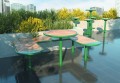 Table de bar extérieur Nordhavn de 110 cm sur terrasse moderne avec jardin urbain.
