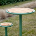 Table de bar d'extérieur Nordhavn, structure verte avec plateau en bois, vue dans un jardin.
