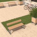 Banc public sans dossier 3 places Amager sur une place pavée avec des éléments de verdure et des vélos en arrière-plan.