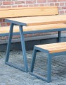 Öffentliche Bank Amager 4-Sitzer ohne Rückenlehne aus Holz und Metall auf Pflastersteinen.