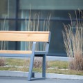 Banc Public Amager à Dossier 3 Places avec Accoudoirs en bois et métal, vue extérieure.