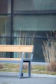Banc Public Amager en bois et métal avec dossier et accoudoirs.