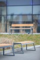 Banc Public Sans Dossier à 3 Places Amager en bois et métal situé dans un espace urbain moderne.