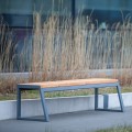 Vier-Personen-Sitzbank Amager 4-Sitzer öffentliche banklose Bank aus Holz und Metall im modernen Design.