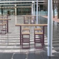 Amager Outdoor Barhocker mit Fußstütze auf modernem Außengelände.