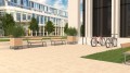 Jardinière d'extérieur Amager devant un bâtiment moderne avec bancs et vélos.