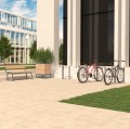 Fahrradständer Amager vor modernem Gebäude mit zwei geparkten Fahrrädern.