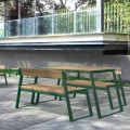 Banc public avec dossier Nørrebro 3 places en bois et métal vert dans un environnement extérieur moderne.