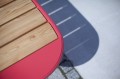 Banc public sans dossier 4 places Nordhavn en métal rouge et bois.