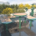 Banc Public Sans Dossier Nordhavn en forme de U avec structure en métal vert et assises en bois.