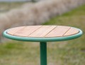 Tabouret d'extérieur Nordhavn | 30 cm avec dessus en bois et cadre métallique vert.