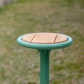 Tabouret d'extérieur Nordhavn vert avec assise en bois, 45 cm, dans un cadre naturel.