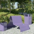 Banc design extérieur violet dans un parc avec plantes et arbres.