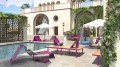 Table de Bar Extérieur Ørestad dans un élégant espace de piscine extérieur avec chaises longues et parasols.