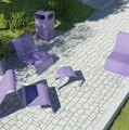 Table basse d'extérieur Ørestad de couleur violette dans un jardin moderne avec mobilier assorti.