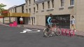 Fahrrad an Ørestad Fahrradständer vor Gebäude abgestellt.