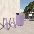 Support vélo Ørestad violet installé dans un espace public moderne.