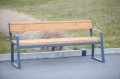 Bank Amager 4-Sitzer aus Holz mit Rückenlehne und Armlehne im Park.