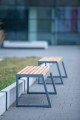 Banc Public Sans Dossier à 3 Places Amager en bois et métal, design moderne pour espace extérieur.