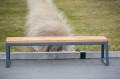 Moderne Amager 4-Sitzer öffentliche banklose Bank aus Holz und Metall im Freien.
