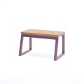 Moderner Amager Outdoor-Hocker mit lila Metallrahmen und Holzsitzfläche.