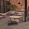 Mobilier extérieur violet et bois avec Tabouret d'extérieur Amager dans une terrasse en brique.