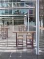 Table de bar extérieur Amager sur une terrasse moderne avec chaises assorties.