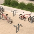 Fahrradständer Amager auf einem gepflasterten Platz mit Fahrrädern.