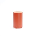 Valby Outdoor-Hocker in Zylinderform, 63 cm hoch, orange mit Holzoberfläche.