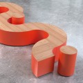 Tabouret d'extérieur Valby couleur orange et bois, design moderne en forme de point d'interrogation, hauteur 63 cm.