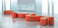 Moderner Valby Outdoor-Hocker aus Holz und Metall in Orange, 63 cm hoch.
