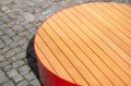 Banc Public Sans Dossier Valby | Rond en bois sur pavés de rue.