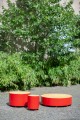 Banc Public Sans Dossier Valby | Rond en métal rouge avec siège en bois sur une place pavée.