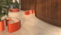 Banc Public Sans Dossier Valby en forme de croissant, design moderne avec finition bois et métal orange.