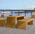 Nyboder 3-Sitzer öffentlicher bankloser Sitzbank aus Holz auf Promenade.
