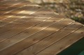 Table d'extérieur Nyboder en bois, surface lisse et naturelle, 150 cm pour 4 à 6 personnes.