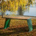 Table d'extérieur Nyboder 180 cm, 6-8 places au bord d'un lac, entourée de feuilles.