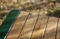 Table d'extérieur Nyboder 180 cm en bois clair avec bord vert, adapté pour 6-8 personnes.