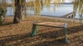 Table d'extérieur Nyboder 180 cm sous un arbre près d'un lac.