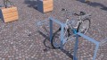 Fahrrad geparkt in einem Nyboder Fahrradständer auf Kopfsteinpflaster.