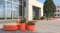 Valby Outdoor-Topfplanter für öffentliche Räume, 70 l, auf einem modernen, städtischen Platz platziert.