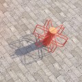 Support vélo Valby en métal rouge sur fond de pavés.
